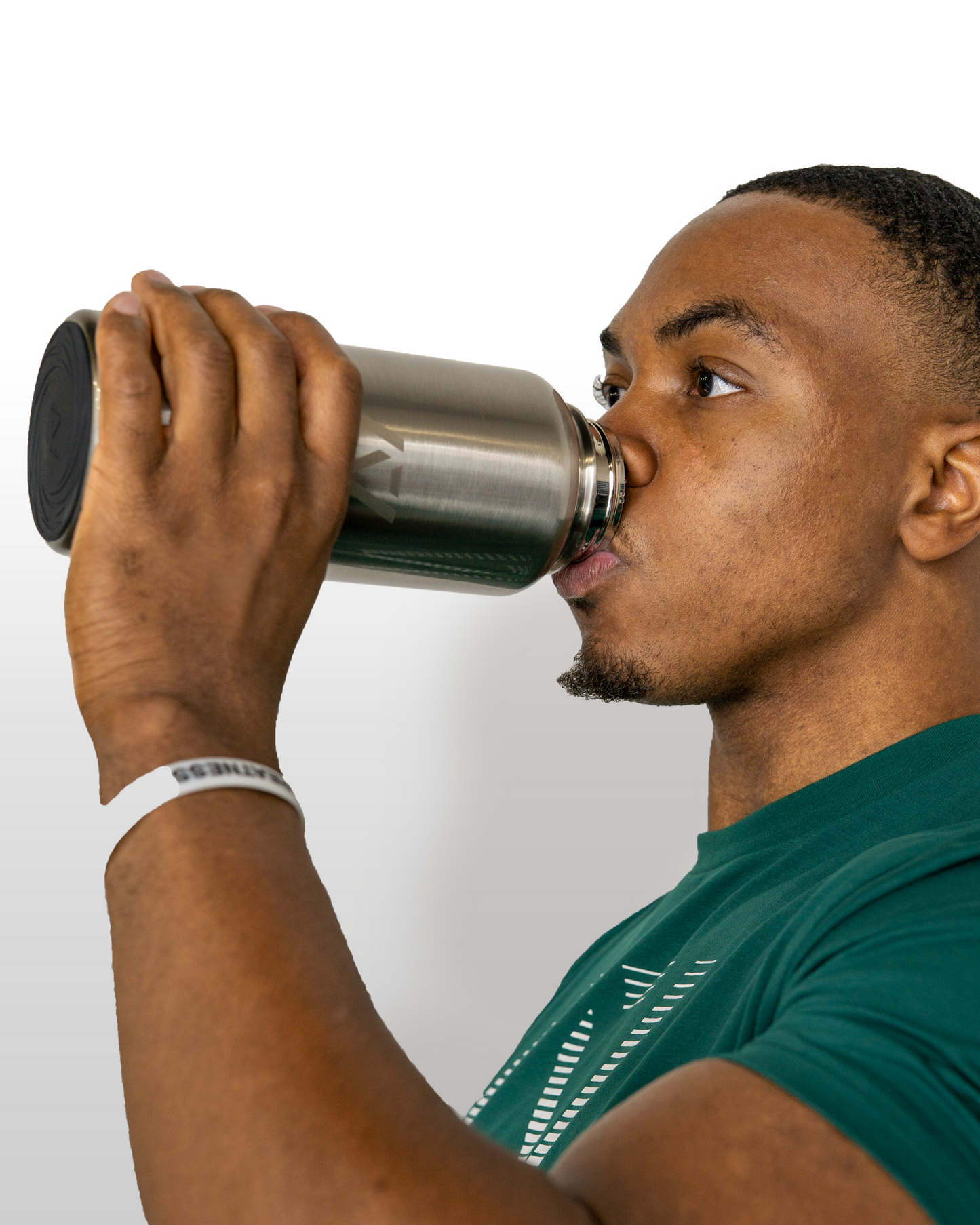 Our 32oz Insulated Stainless Steel Water Bottle in sleek stainless steel is designed to keep up with your toughest training days, long commutes, and everything in between. With a generous 32 oz capacity, you'll have plenty of hydration on hand to power through any challenge. All A7 Powerlifting Equipment shipping to UK, Norway, Switzerland and Iceland.