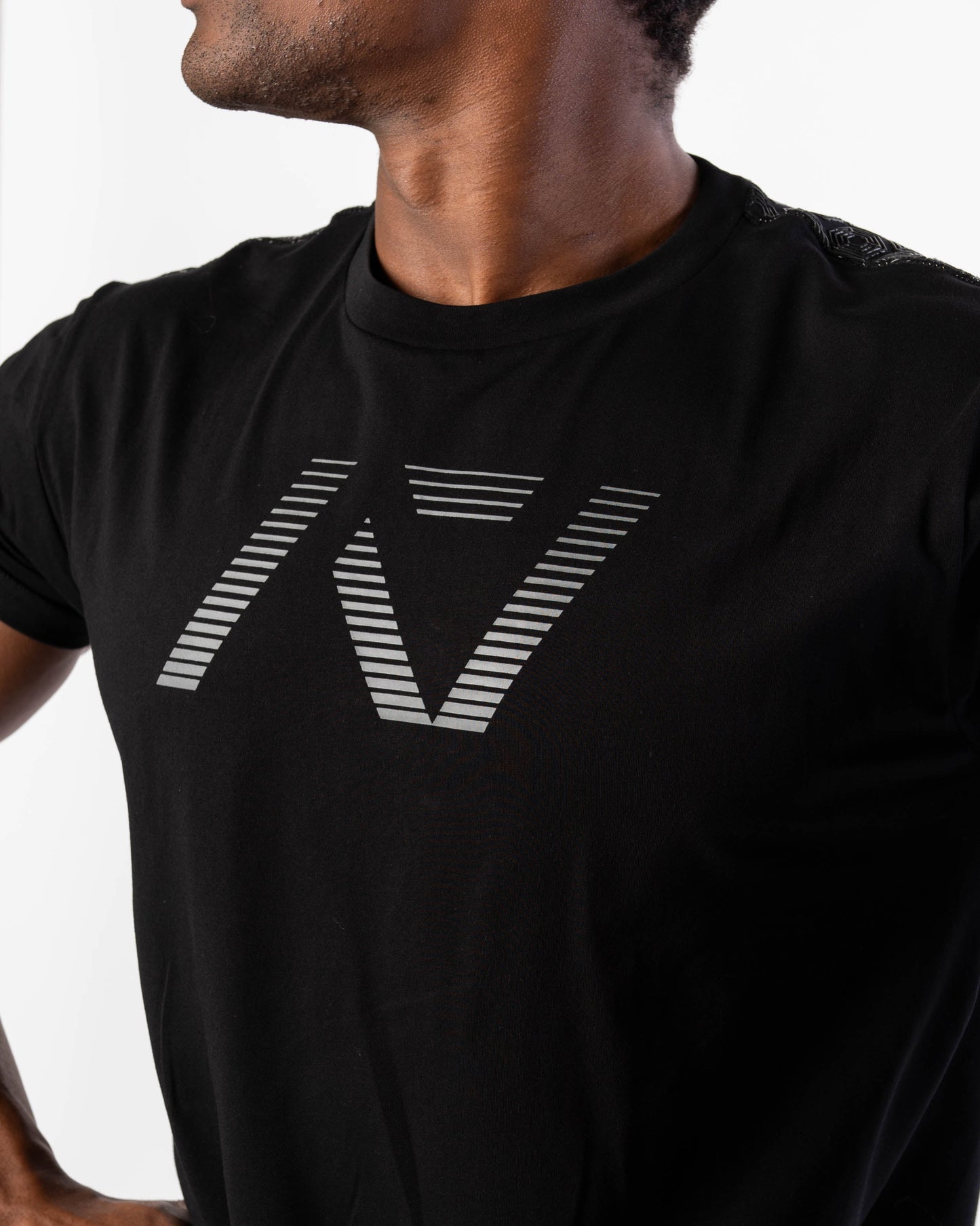 Whether pressing, pulling, squatting or any other variational movement the knurling is always there. The silicone bar grip helps with slippery commercial benches and bars and anchors the barbell to your back. All A7 Powerlifting Equipment shipping to UK, Norway, Switzerland and Iceland.