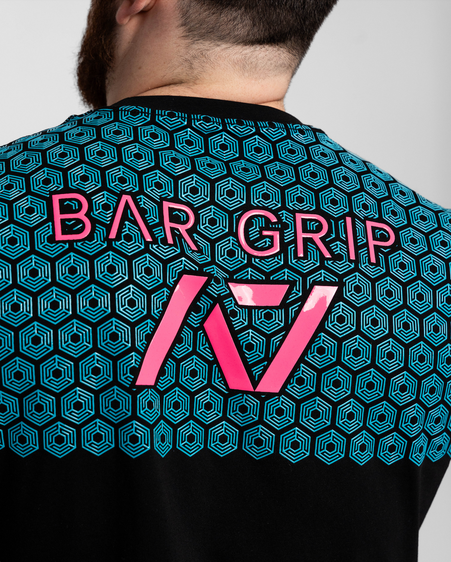 Whether pressing, pulling, squatting or any other variational movement the knurling is always there. The silicone bar grip helps with slippery commercial benches and bars and anchors the barbell to your back. All A7 Powerlifting Equipment shipping to UK, Norway, Switzerland and Iceland.