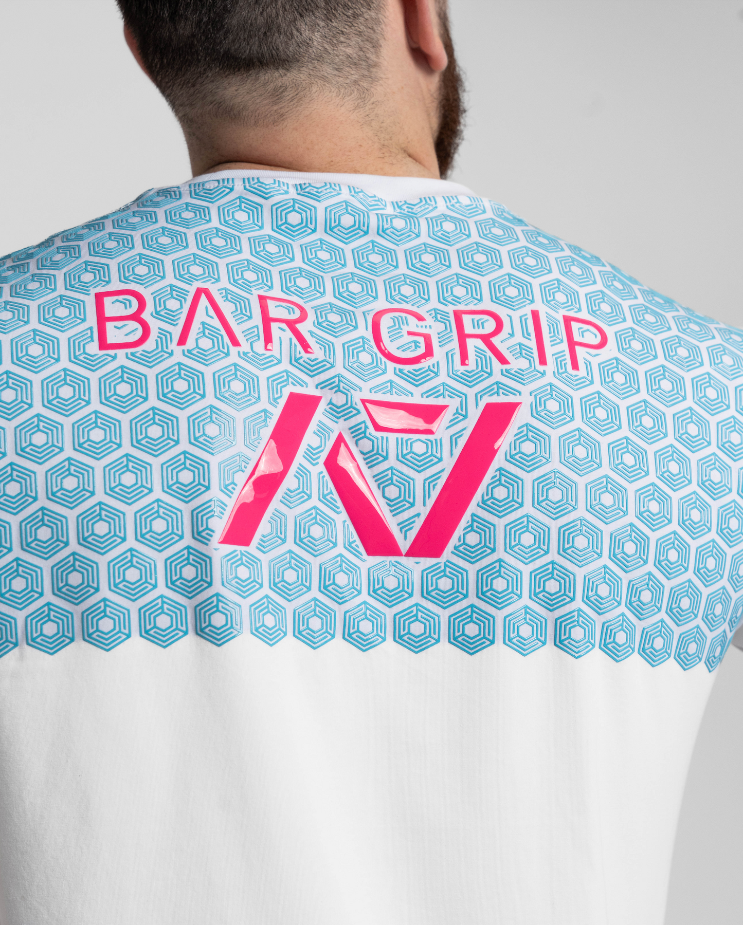 Whether pressing, pulling, squatting or any other variational movement the knurling is always there. The silicone bar grip helps with slippery commercial benches and bars and anchors the barbell to your back. All A7 Powerlifting Equipment shipping to UK, Norway, Switzerland and Iceland.