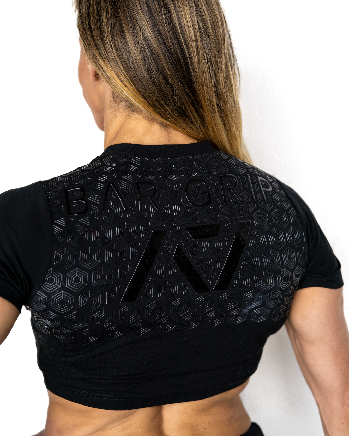 Whether pressing, pulling, squatting or any other variational movement the knurling is always there. The silicone bar grip helps with slippery commercial benches and bars and anchors the barbell to your back. All A7 Powerlifting Equipment shipping to UK, Norway, Switzerland and Iceland.