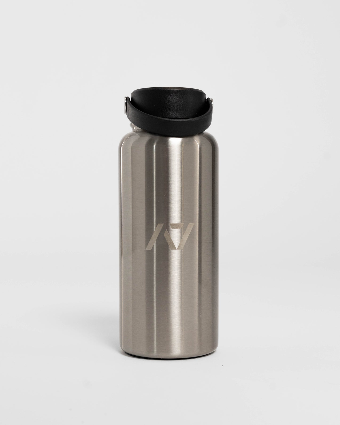 Our 32oz Insulated Stainless Steel Water Bottle in sleek stainless steel is designed to keep up with your toughest training days, long commutes, and everything in between. With a generous 32 oz capacity, you'll have plenty of hydration on hand to power through any challenge. All A7 Powerlifting Equipment shipping to UK, Norway, Switzerland and Iceland.