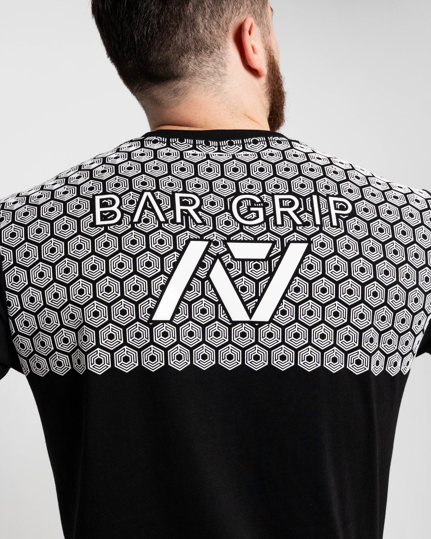 Whether pressing, pulling, squatting or any other variational movement the knurling is always there. The silicone bar grip helps with slippery commercial benches and bars and anchors the barbell to your back. All A7 Powerlifting Equipment shipping to UK, Norway, Switzerland and Iceland.