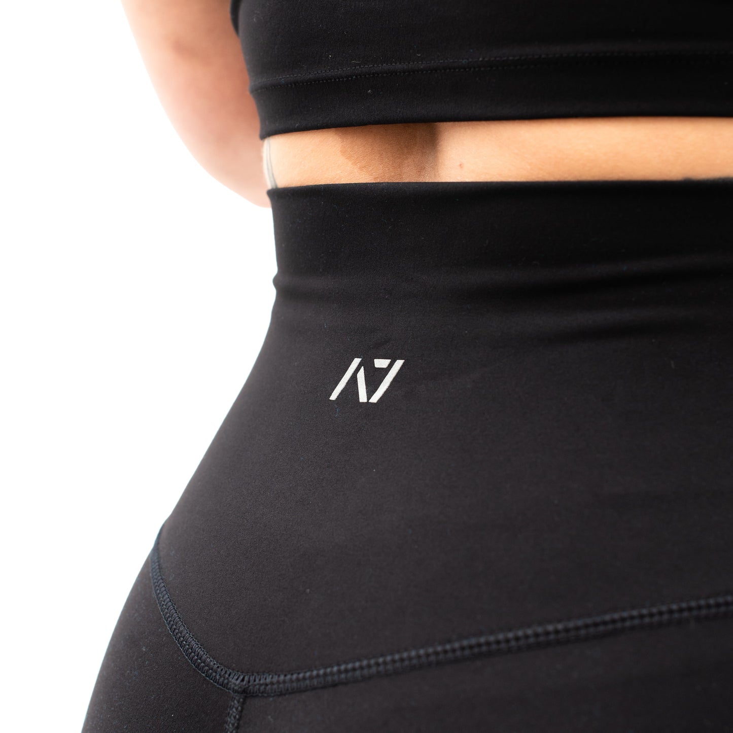 A7 XO Hew Leggings made from the same material as our XO Leggings, but are designed for 'thiccer' body types. The A7 XO Hew have high waistband to be more slimming around your waist and belly and have no seam line on the front for more comfortable movement. Purchase A7 XO Hew Leggings from A7 UK for shipping to UK and Europe. Womenβs leggings for powerlifting and training in the gym. Weightlifting leggings for women.
