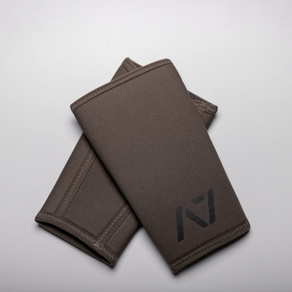 A7 IPF approved Military CONE knee sleeves are structured with a downward cut panel on the back of the quad and calf to ensure ultimate compression at the knee joint. A7 CONE knee sleeves are IPF approved for use in all powerlifting competitions. A7 CONE Knee Sleeves are IPF Approved Kit. A7 cone knee sleeves are made with high quality neoprene and the knee sleeves are sold as a pair. The double seam on the knee sleeves create a greater tension on the knee joint. A7 UK shipping to UK and Europe.