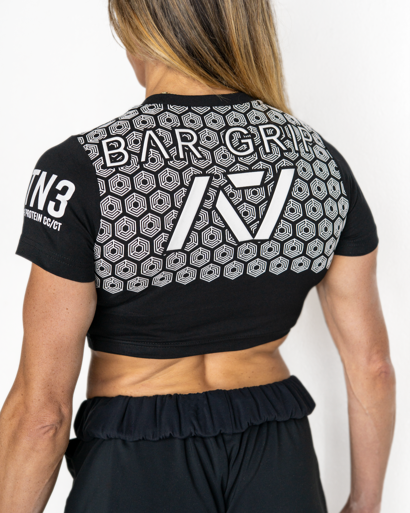Whether pressing, pulling, squatting or any other variational movement the knurling is always there. The silicone bar grip helps with slippery commercial benches and bars and anchors the barbell to your back. All A7 Powerlifting Equipment shipping to UK, Norway, Switzerland and Iceland.