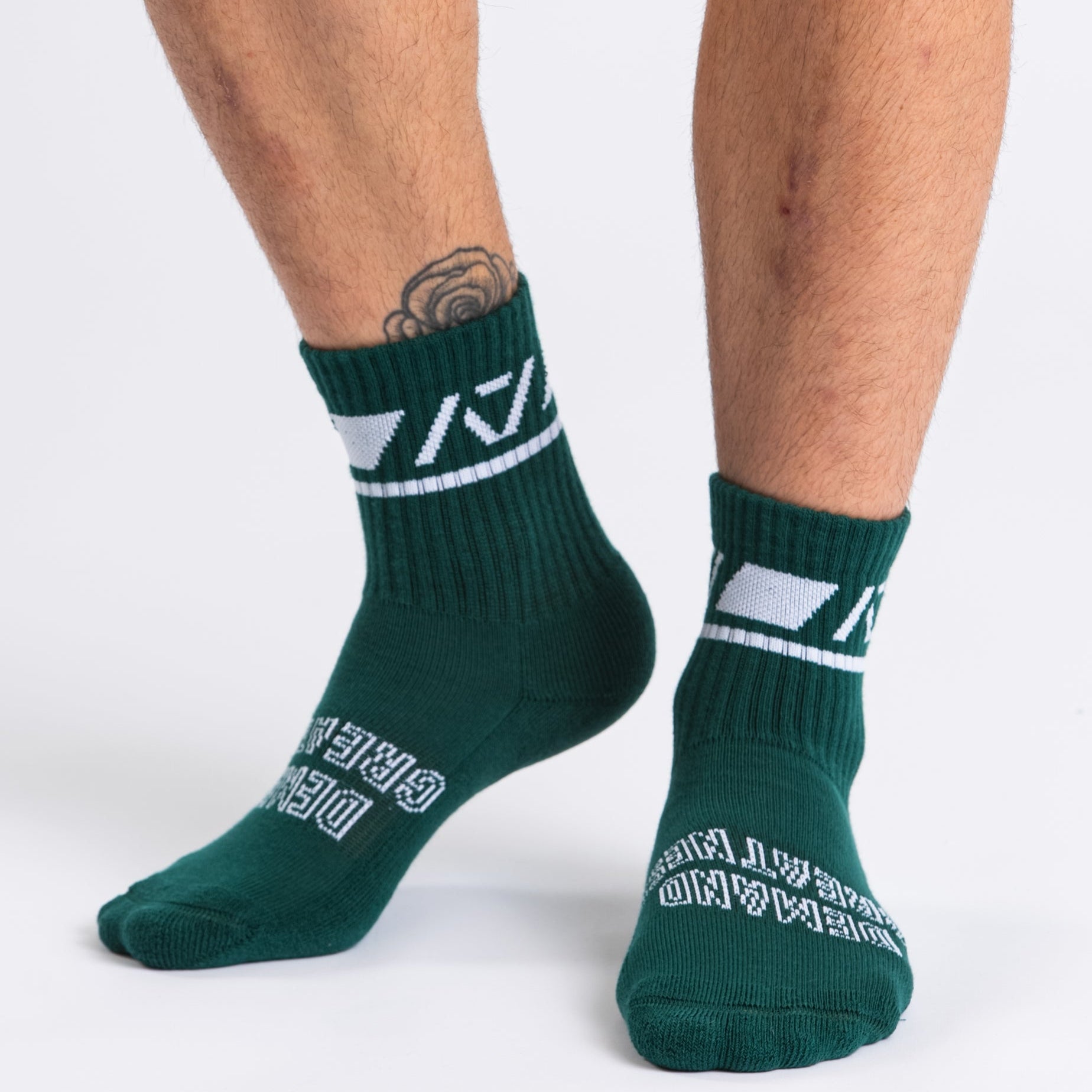 A7 Emerald Forás Crew socks showcase pink logos and let your energy show on the platform, in your training or while out and about. The IPF Approved Night Light Meet Kit includes Powerlifting Singlet, A7 Meet Shirt, A7 Zebra Wrist Wraps, A7 Deadlift Socks, Hourglass Knee Sleeves (Stiff Knee Sleeves and Rigor Mortis Knee Sleeves). All A7 Powerlifting Equipment shipping to UK, Norway, Switzerland and Iceland.