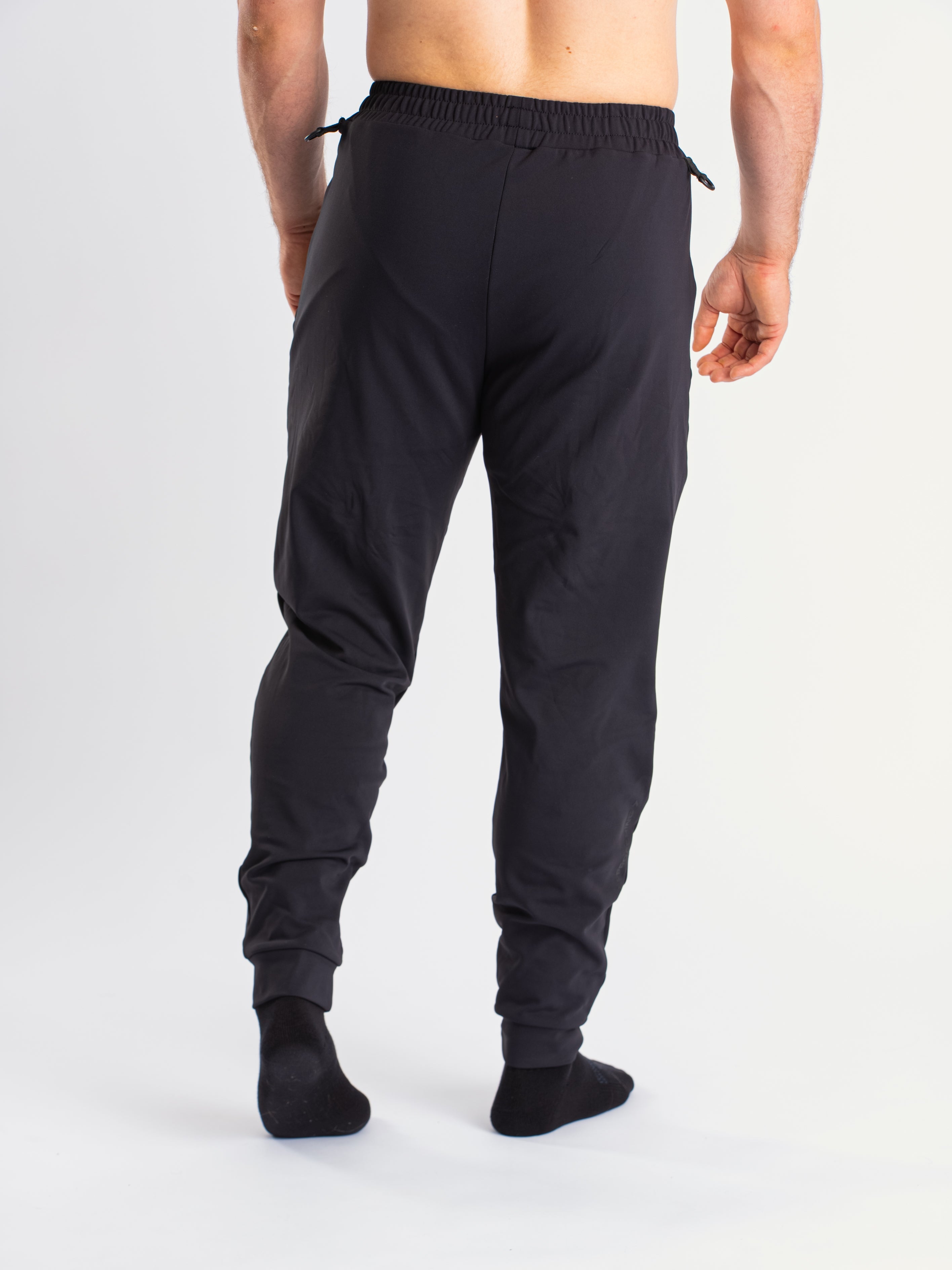 The Cobra 360Go 1Z Joggers, are designed for ultimate comfort and flexibility. Made with 360-degree stretch fabric, these joggers provide complete freedom of movement, perfect for strength training, and everyday wear. The built-in super-soft performance liner adds an extra layer of comfort, while the soft fleece inner feel ensures warmth and coziness. Designed with a unisex fit, it pairs perfectly with our matching Cobra Quarter Zip Jacket. All A7 ships to UK, Norway, Switzerland and Iceland.