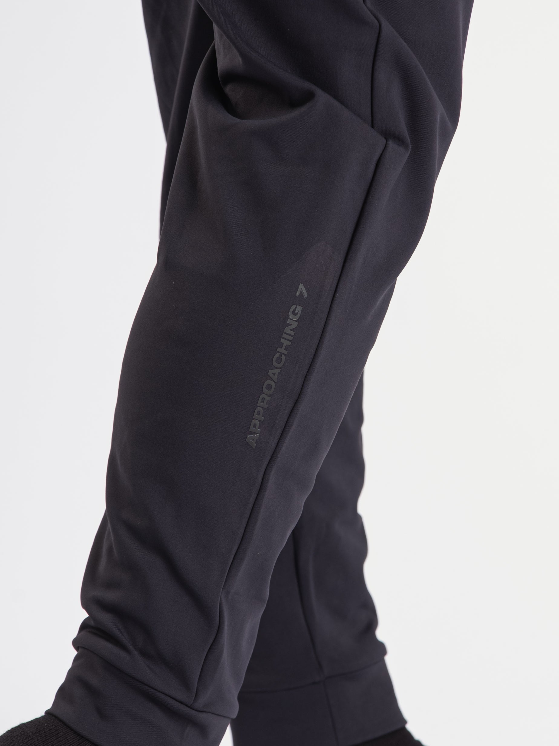 The Cobra 360Go 1Z Joggers, are designed for ultimate comfort and flexibility. Made with 360-degree stretch fabric, these joggers provide complete freedom of movement, perfect for strength training, and everyday wear. The built-in super-soft performance liner adds an extra layer of comfort, while the soft fleece inner feel ensures warmth and coziness. Designed with a unisex fit, it pairs perfectly with our matching Cobra Quarter Zip Jacket. All A7 ships to UK, Norway, Switzerland and Iceland.