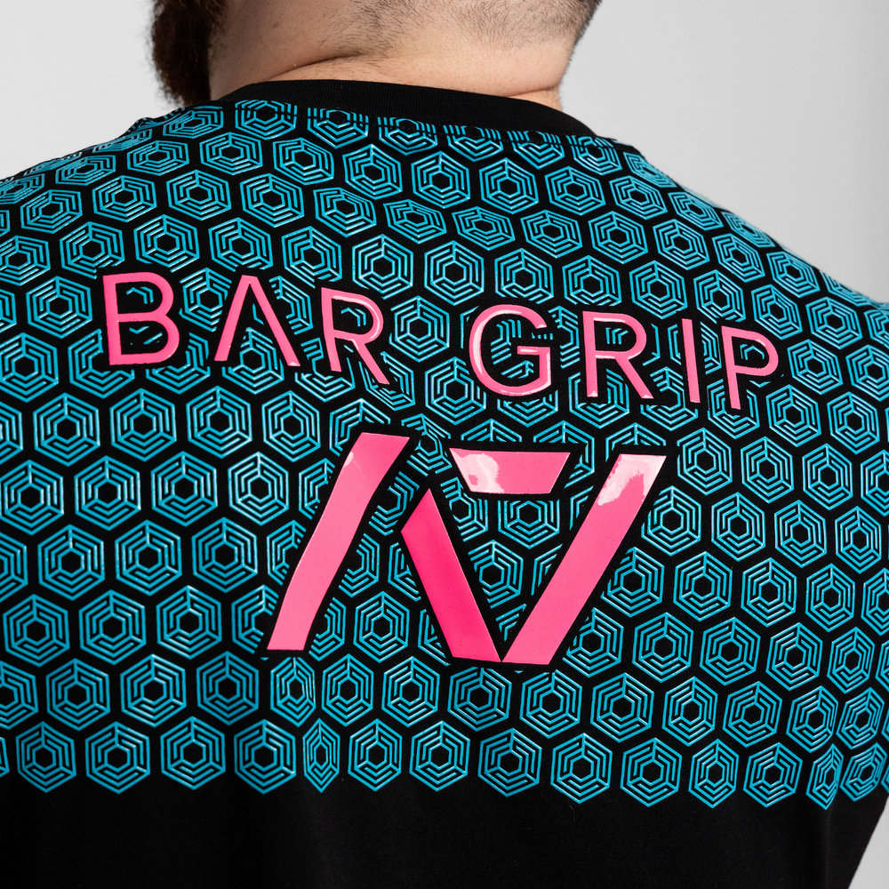 
                      
                        Whether pressing, pulling, squatting or any other variational movement the knurling is always there. The silicone bar grip helps with slippery commercial benches and bars and anchors the barbell to your back. All A7 Powerlifting Equipment shipping to UK, Norway, Switzerland and Iceland.
                      
                    