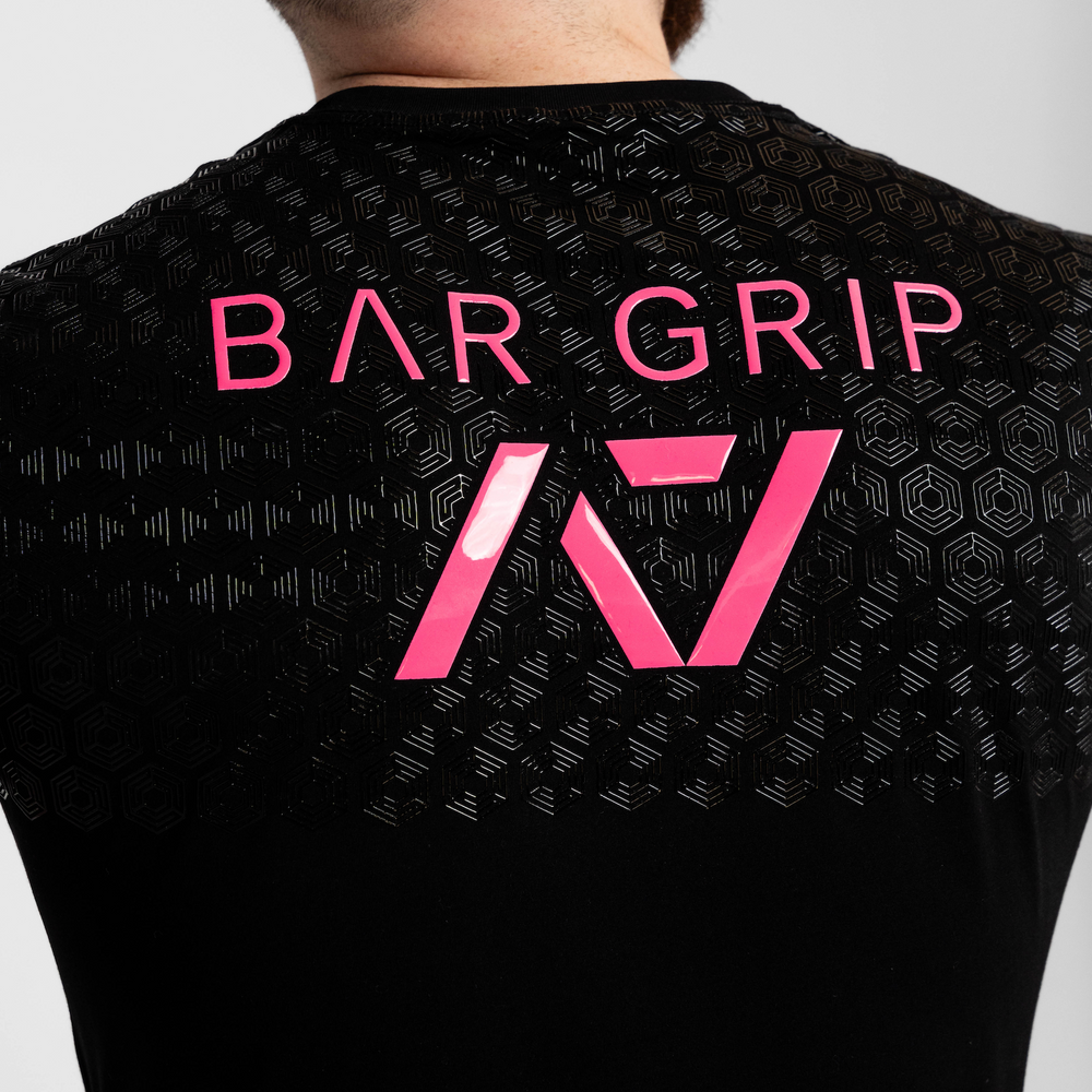 
                      
                        Whether pressing, pulling, squatting or any other variational movement the knurling is always there. The silicone bar grip helps with slippery commercial benches and bars and anchors the barbell to your back. All A7 Powerlifting Equipment shipping to UK, Norway, Switzerland and Iceland.
                      
                    