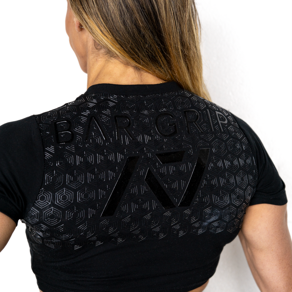 
                      
                        Whether pressing, pulling, squatting or any other variational movement the knurling is always there. The silicone bar grip helps with slippery commercial benches and bars and anchors the barbell to your back. All A7 Powerlifting Equipment shipping to UK, Norway, Switzerland and Iceland.
                      
                    