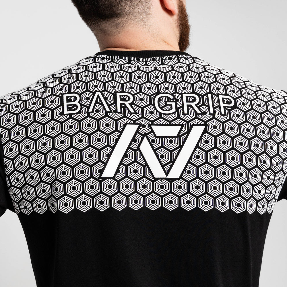 
                      
                        Whether pressing, pulling, squatting or any other variational movement the knurling is always there. The silicone bar grip helps with slippery commercial benches and bars and anchors the barbell to your back. All A7 Powerlifting Equipment shipping to UK, Norway, Switzerland and Iceland.
                      
                    