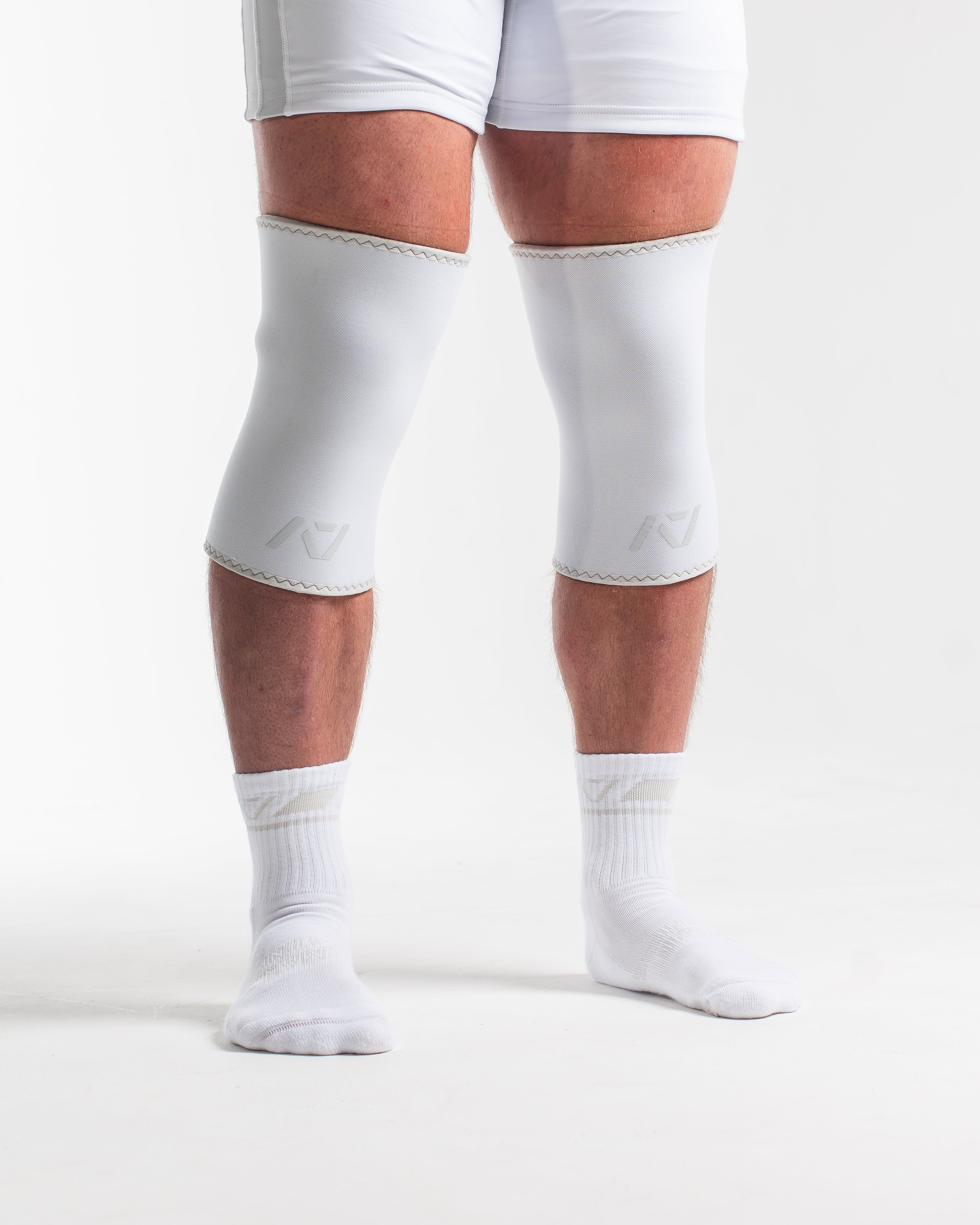 A7 HOURGLASS ニースリーブ IPF APPROVED STEALTH Hourglass 7mm Knee Sleeves for Squats - Stealth | A7