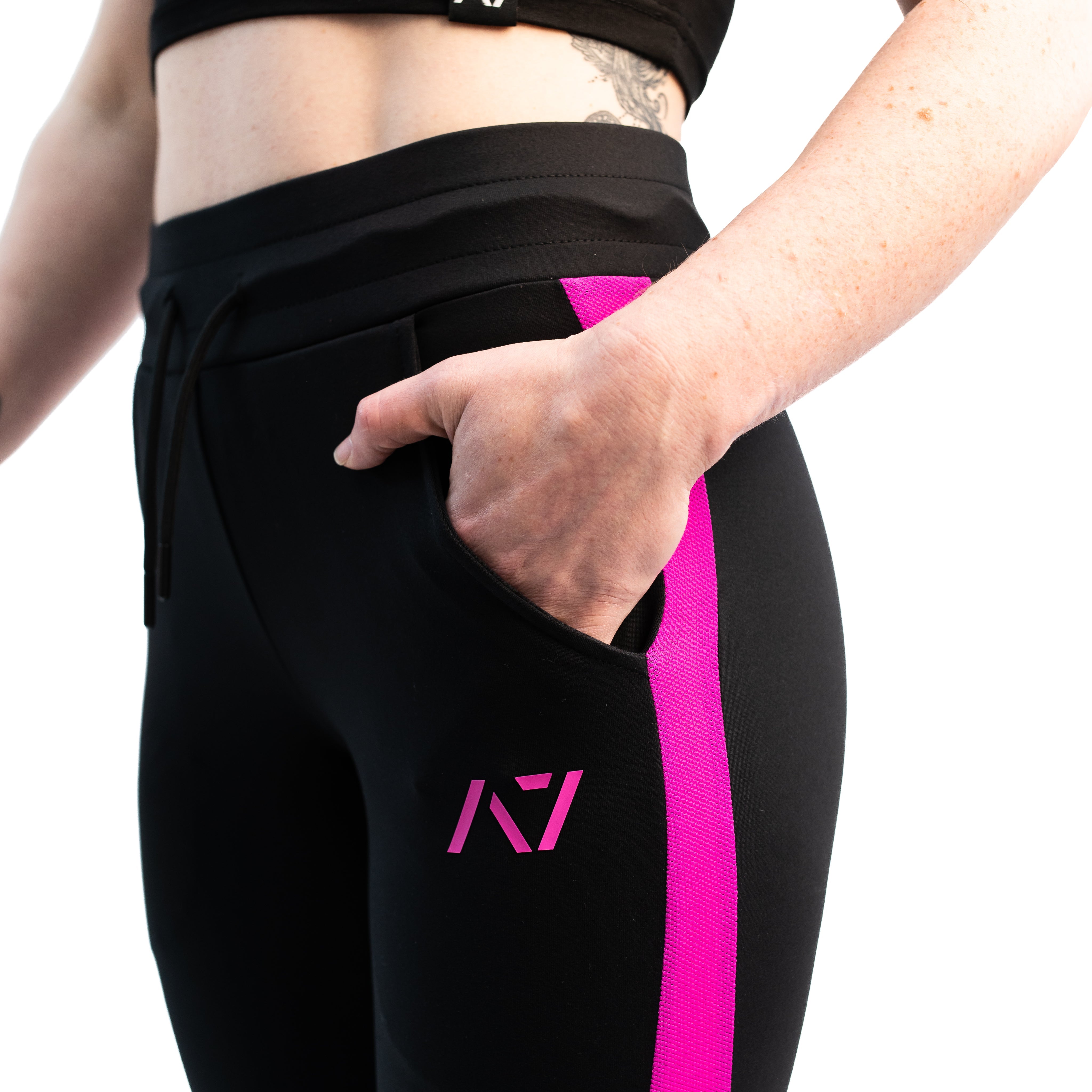 A7’s newest Women's Joggers are made with the same premium Defy fabric you have come to love, but with female curves (flexure) in mind! Using 4-way-stretch material, these flexure joggers are specifically designed for Women's unique shape. Flexure women’s joggers in pink are available to buy from A7UK for shipping to UK and Europe.