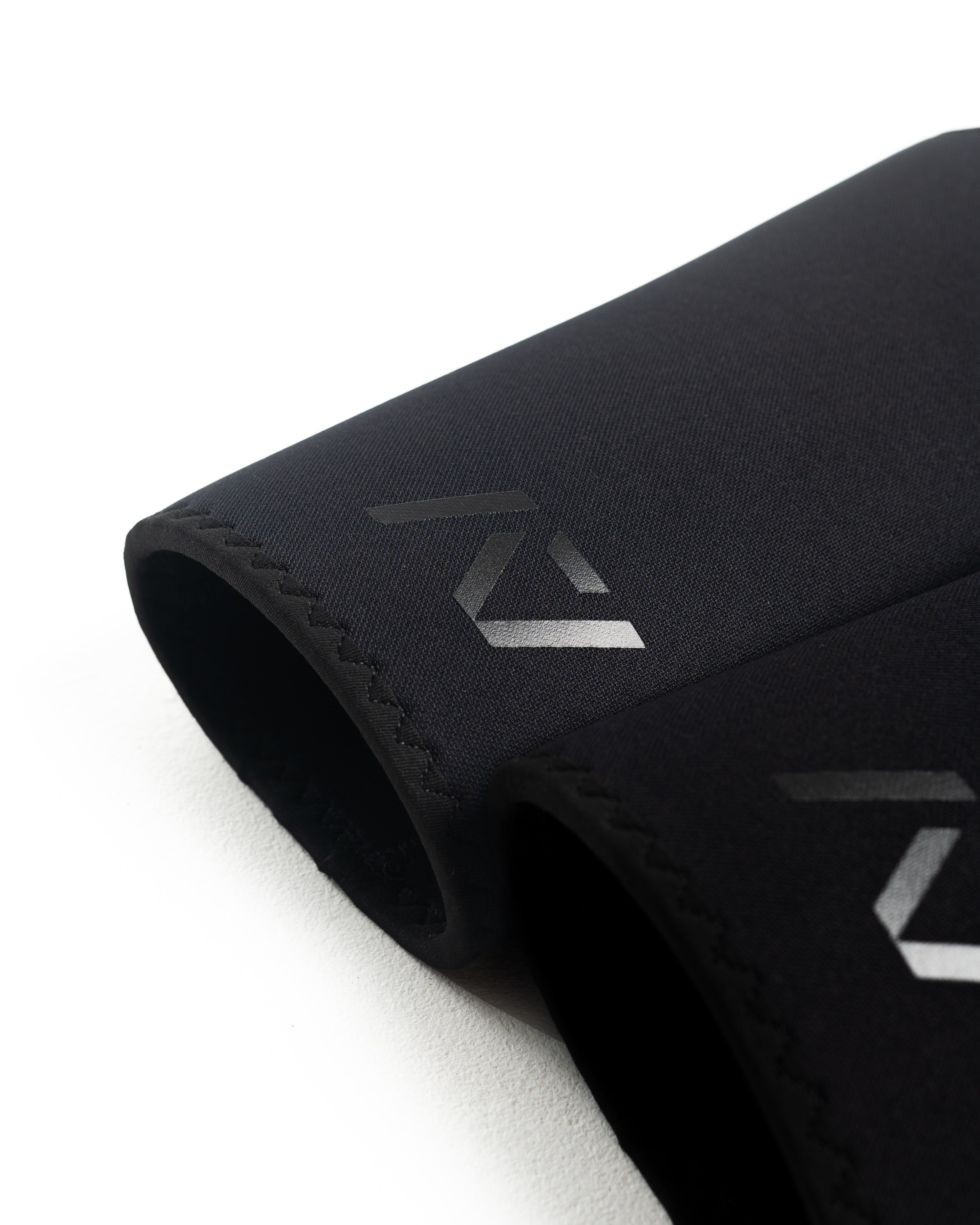 Hourglass Knee Sleeves - Stealth | A7 UK shipping to Europe