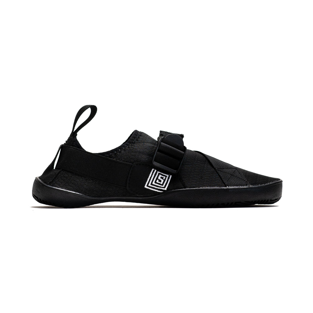 
                      
                        Simply designed with you in mind. With a 5 mm thin rubber grip sole, single pull diagonal/ Centre tension strap, all plastic components to allow easy washing, and even a convenient storage bag. These Soul Sumo v2 slippers are sure to impress. These slippers are ultra-compact and when rolled up are about the size of your wrist wraps. Our Soul Sumo Slippers are approved for IPF competitions and make a great addition to any IPF approved kit! A7 UK shipping to UK and Europe.
                      
                    