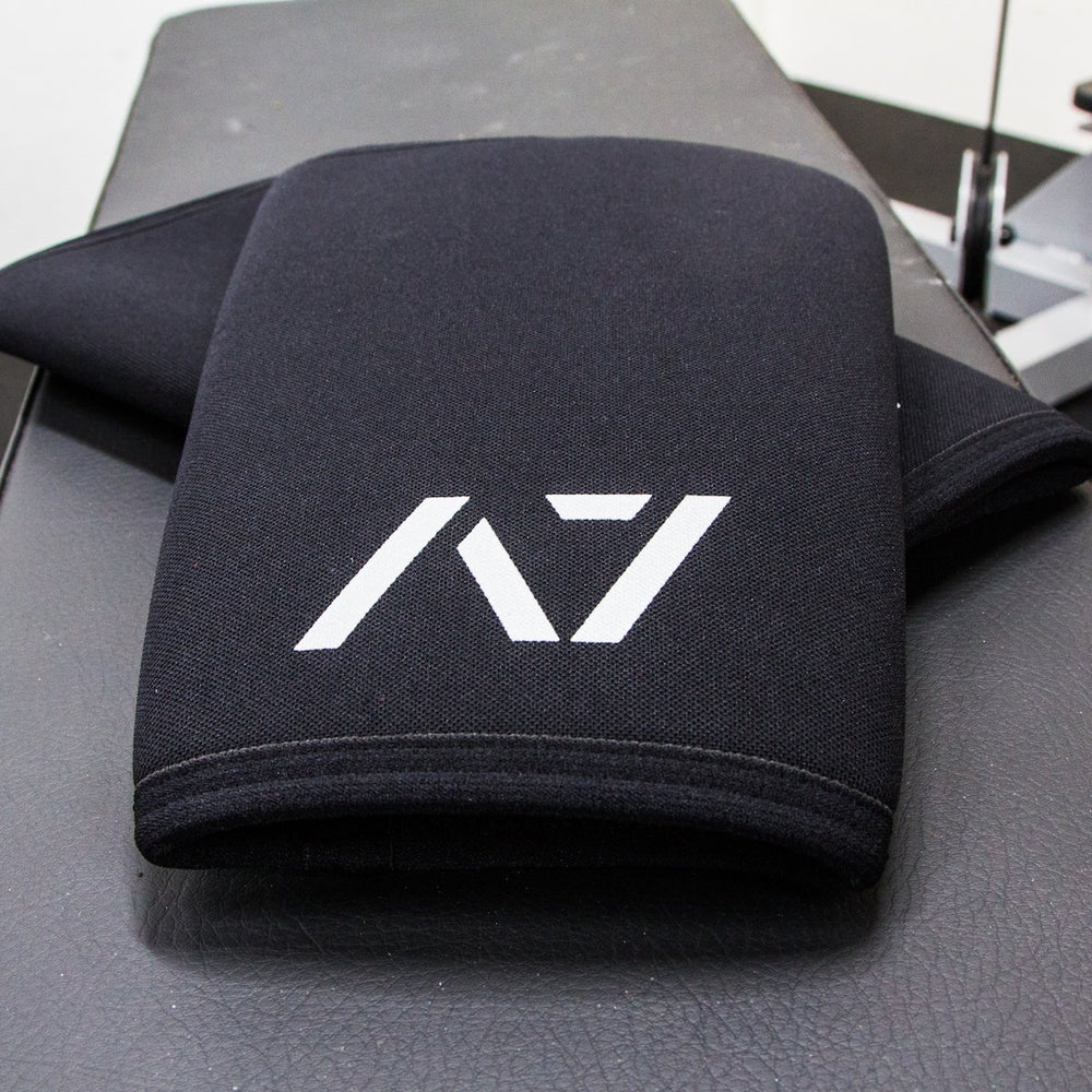 
                      
                        A7 IPF approved Black CONE knee sleeves are structured with a downward cut panel on the back of the quad and calf to ensure ultimate compression at the knee joint. A7 CONE knee sleeves are IPF approved for use in all powerlifting competitions. A7 CONE Knee Sleeves are IPF Approved Kit. A7 cone knee sleeves are made with high quality neoprene and the knee sleeves are sold as a pair. The double seam on the knee sleeves create a greater tension on the knee joint. A7 UK shipping to UK and Europe. 
                      
                    