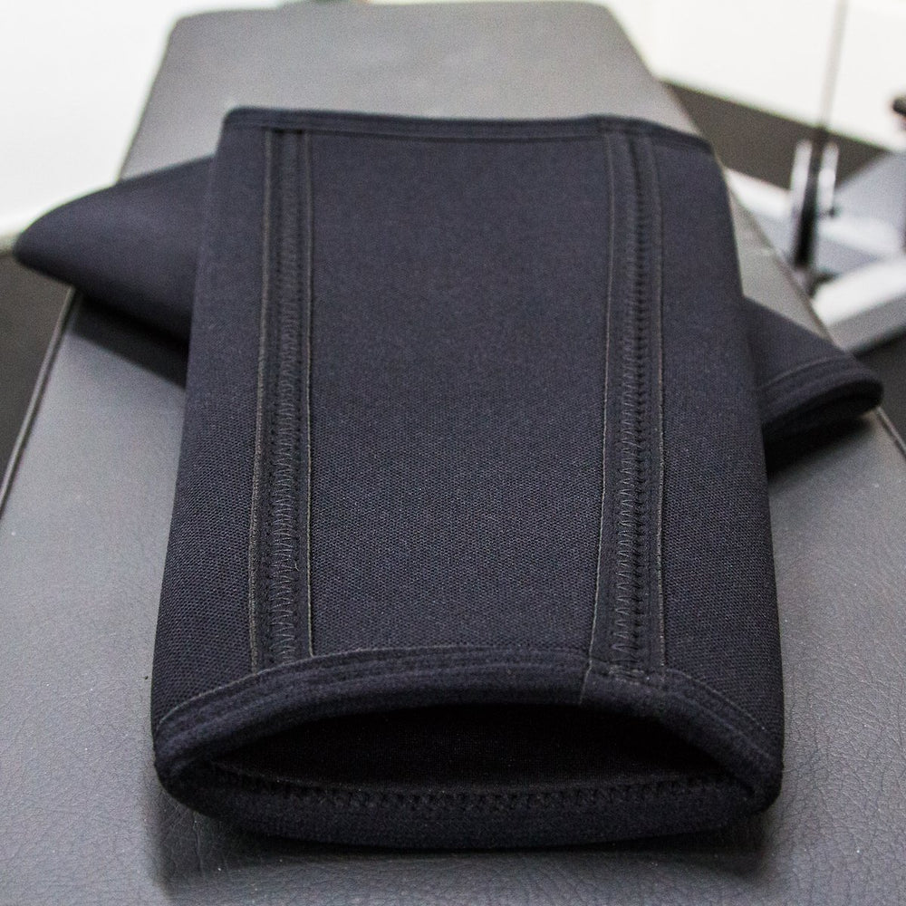 
                      
                        A7 IPF approved Black CONE knee sleeves are structured with a downward cut panel on the back of the quad and calf to ensure ultimate compression at the knee joint. A7 CONE knee sleeves are IPF approved for use in all powerlifting competitions. A7 CONE Knee Sleeves are IPF Approved Kit. A7 cone knee sleeves are made with high quality neoprene and the knee sleeves are sold as a pair. The double seam on the knee sleeves create a greater tension on the knee joint. A7 UK shipping to UK and Europe. 
                      
                    