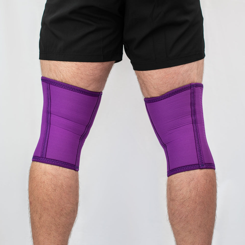 
                      
                        A7 IPF approved Purple CONE knee sleeves are structured with a downward cut panel on the back of the quad and calf to ensure ultimate compression at the knee joint. A7 CONE knee sleeves are IPF approved for use in all powerlifting competitions. A7 CONE Knee Sleeves are IPF Approved Kit. A7 cone knee sleeves are made with high quality neoprene and the knee sleeves are sold as a pair. The double seam on the knee sleeves create a greater tension on the knee joint. A7 UK shipping to UK and Europe. 
                      
                    