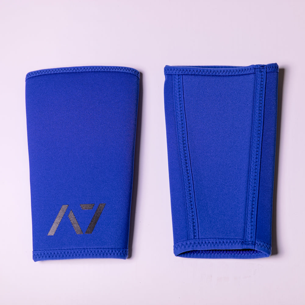 A7 IPF approved Blue CONE knee sleeves are structured with a downward cut panel on the back of the quad and calf to ensure ultimate compression at the knee joint. A7 CONE knee sleeves are IPF approved for use in all powerlifting competitions. A7 cone knee sleeves are made with high quality neoprene and the knee sleeves are sold as a pair. The double seem on the knee sleeves create a greater tension on the knee joint. Available in UK and Europe including France, Italy, Germany, Sweden and Poland